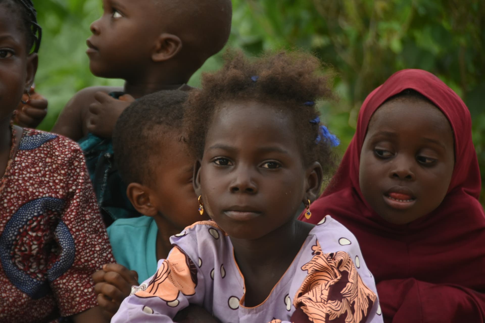 De jeunes enfants regardent l'objectif avec curiosité